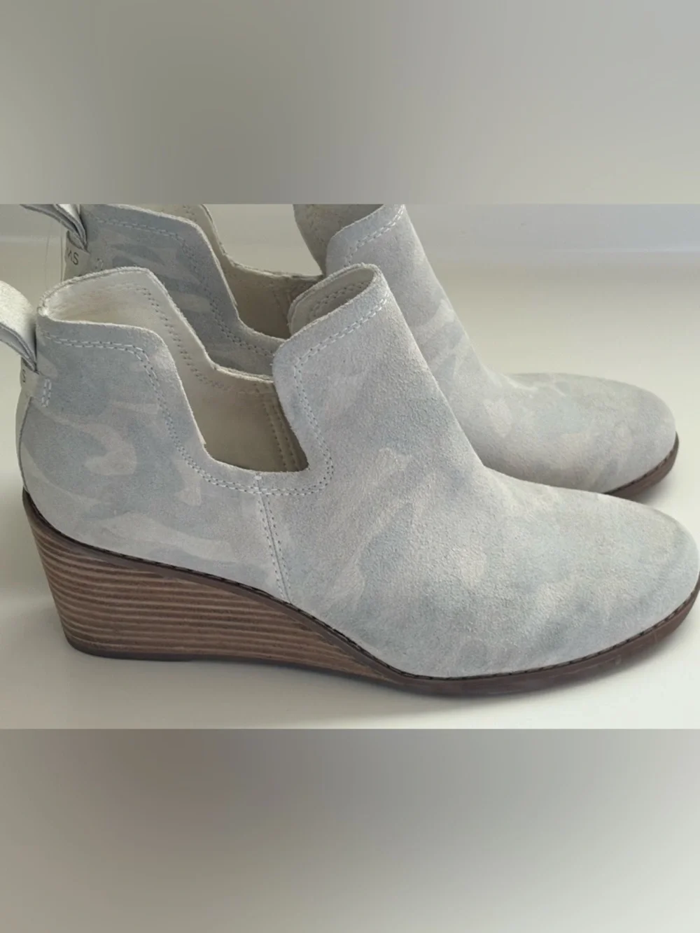 NWT TOMS Women's Kallie Egret Light Gray  Camo Printed Suede Wedge Booties Sz 8